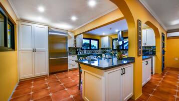 Casa (4 Bedrooms) | Cozinha privada | Micro-ondas, fogão, cooktop, cafeteira/chaleira