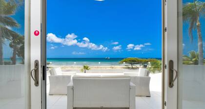 Ocean Front 7-bedroom 7-bath Sunset Views Malmok!