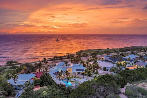 Ocean Front 7-bedroom 7-bath Sunset Views Malmok!