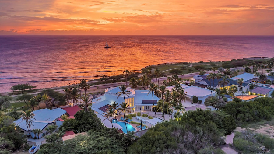 Ocean Front 7-bedroom 7-bath Sunset Views Malmok!