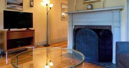 Maple Suite- Private Ground Floor Apartment in front of Smith College