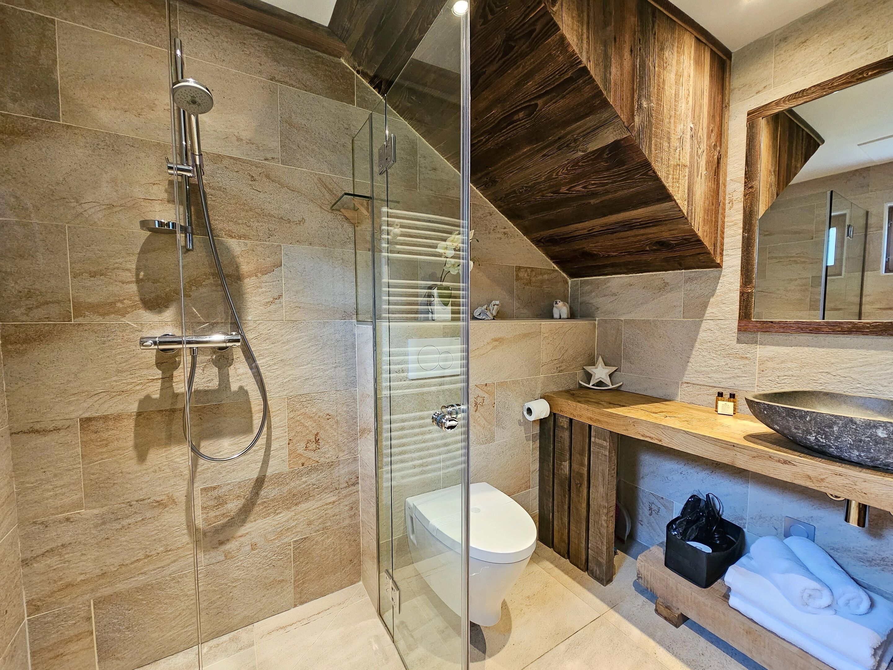 Dusche, Haartrockner, Handtücher, Seife