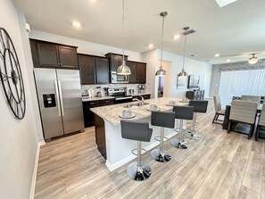 Fridge, microwave, oven, stovetop - Kona Kottage - Windsor Island Private Pool, Spa and Contactless Entry (Davenport)