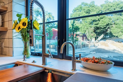 Oak & Vine Vineyard Estate - Stunning Vineyard Views!