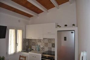 Refrigerador, horno, placa de cocina, tetera/pava eléctrica