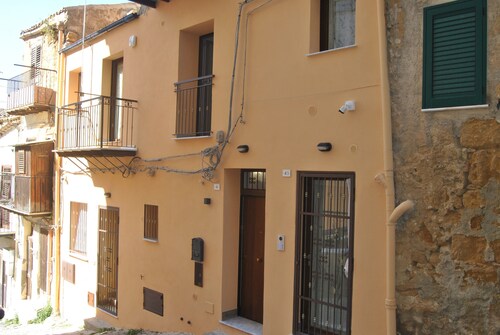 Agrigento Centre - 1-bed Apartment - Sleeps 4