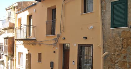 Agrigento Centre - 1-bed Apartment - Sleeps 4
