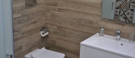Apartment | Bathroom | Shower, hair dryer, towels, shampoo