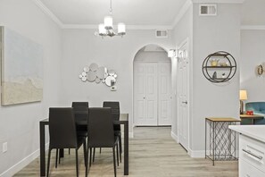 Dining - Boundless Westgate Luxury (Glendale)