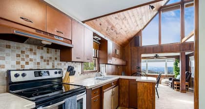 Mountaintop Views, Hot Tub, Deck, Fire Pit & WiFi