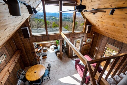Cozy chalet w/hot tub & deck views