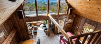 Cozy chalet w/hot tub & deck, mountain views