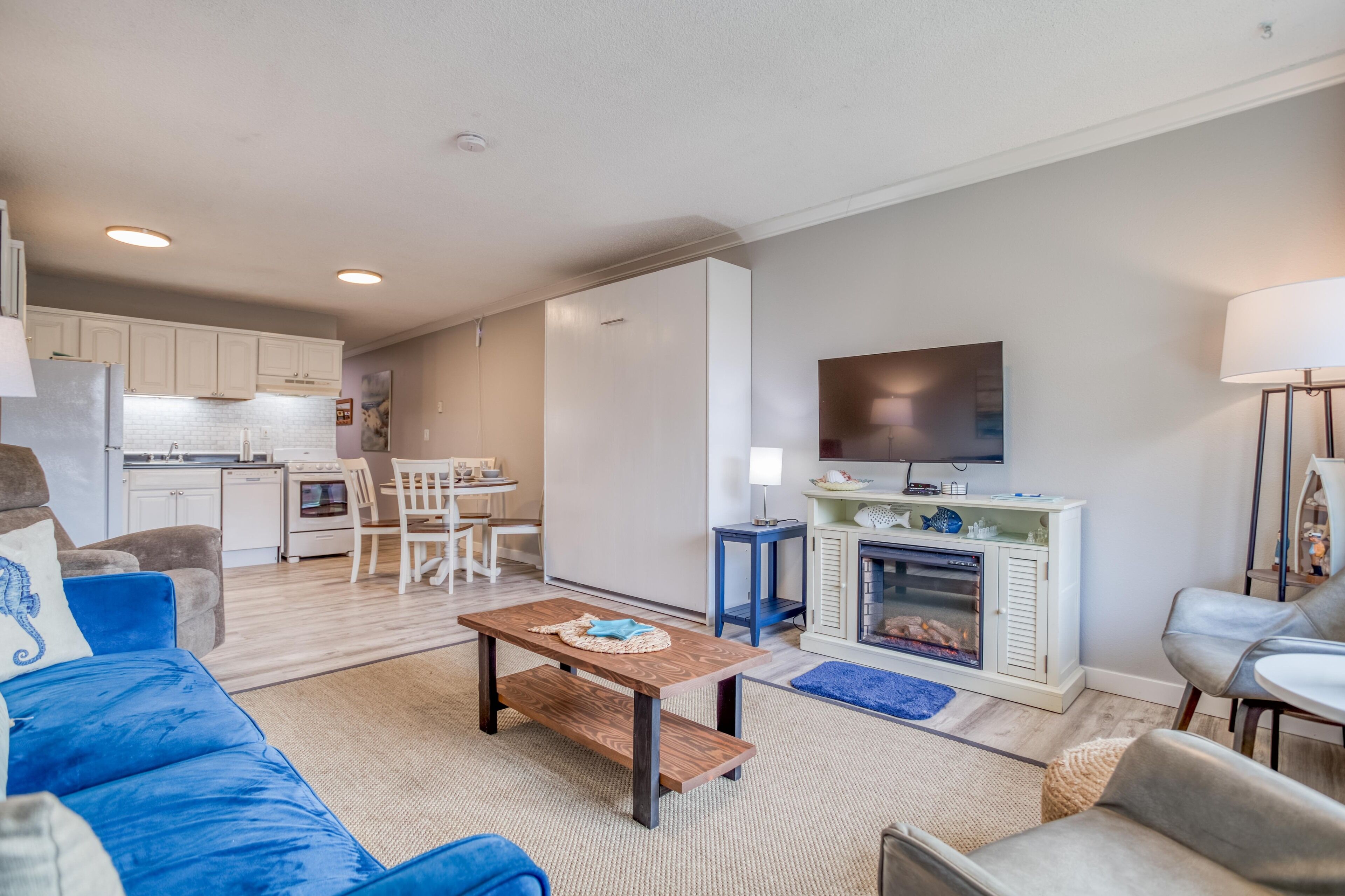 Hawk Creek and Beach-View Condo Puts You Near Café, Steps from Neskowin Beach!