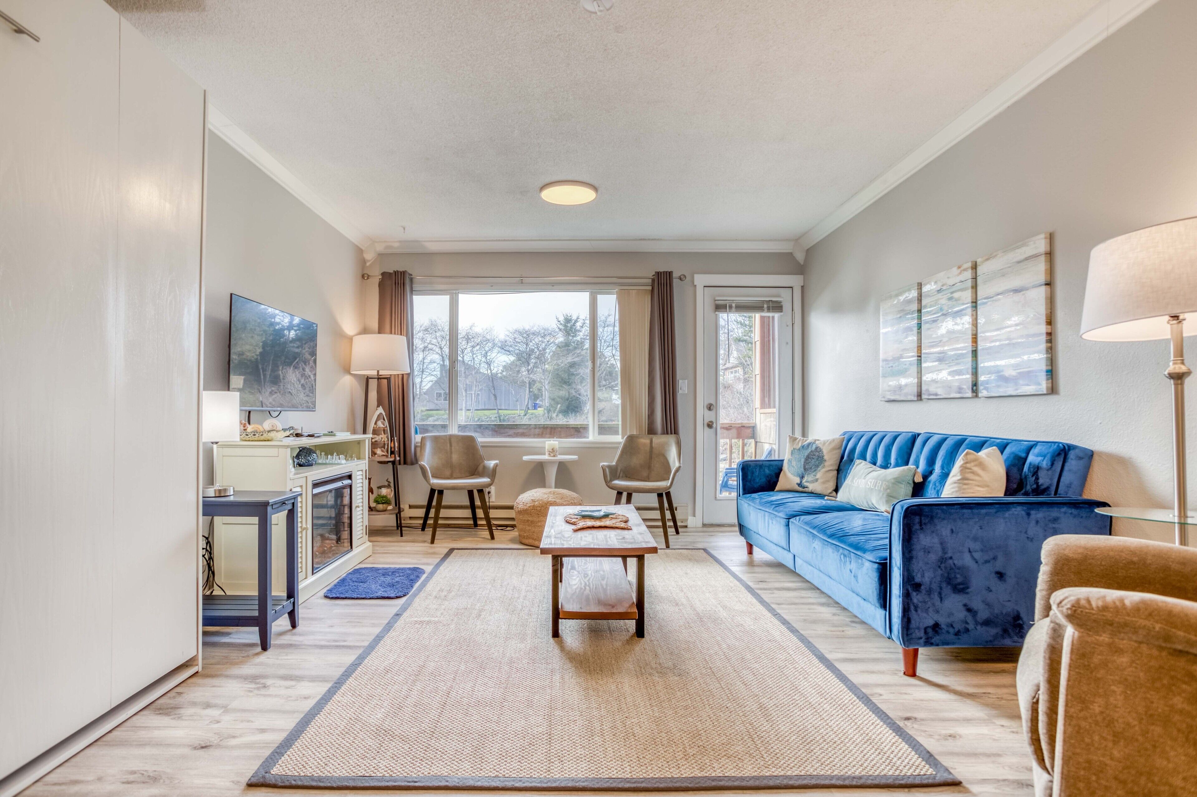 Hawk Creek and Beach-View Condo Puts You Near Café, Steps from Neskowin Beach!