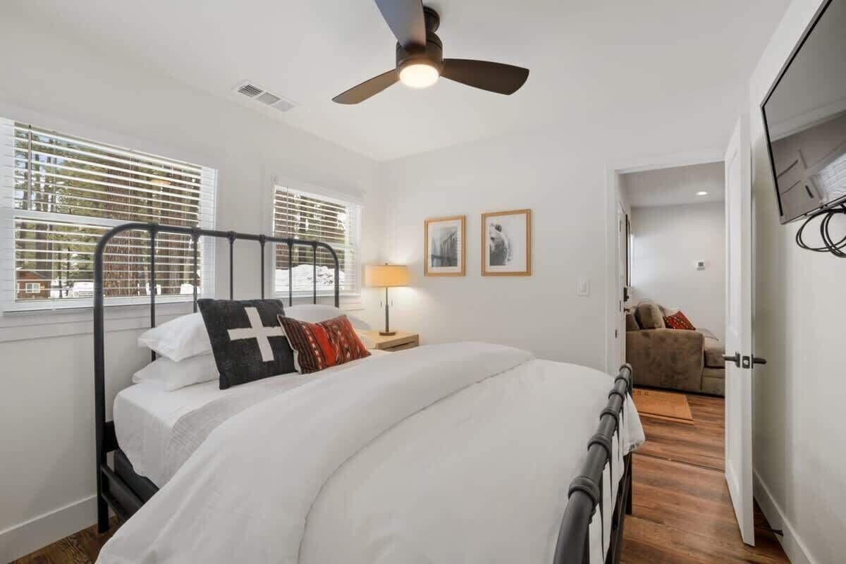 2 habitaciones, tabla de planchar con plancha, cuna de viaje y wifi 