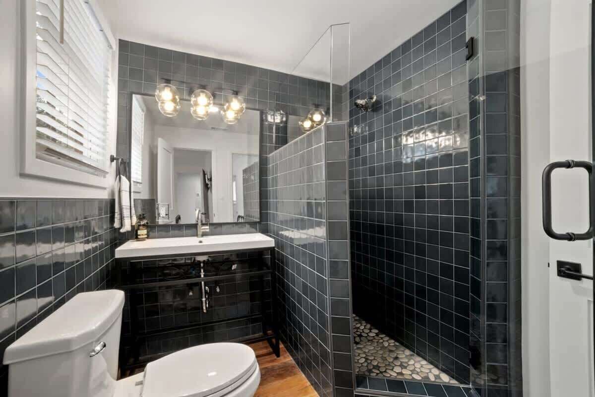 Douche, séchoir à cheveux, serviettes fournies, shampooing