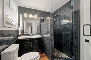 Dusch, hårtork och handdukar