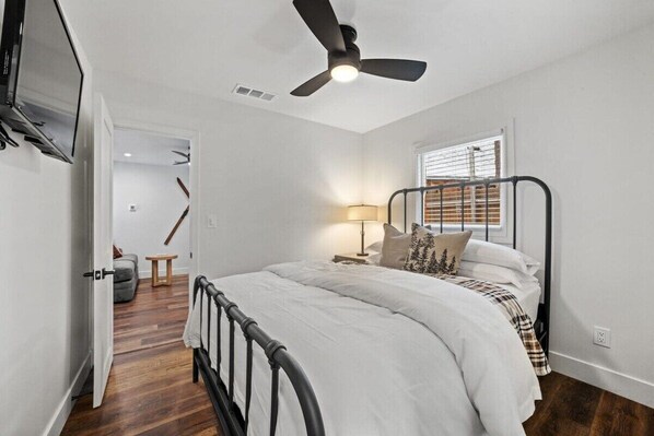 2 habitaciones, tabla de planchar con plancha, cuna de viaje y wifi 