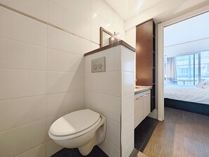 Douche, sèche-cheveux, serviettes fournies