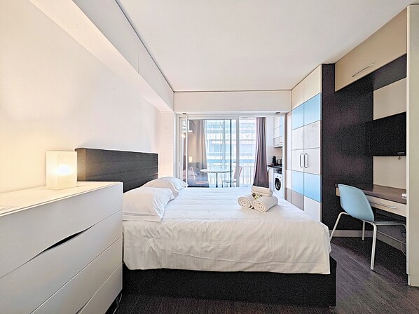Iron/ironing board, Internet, bed sheets