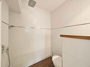 Douche, séchoir à cheveux, serviettes fournies