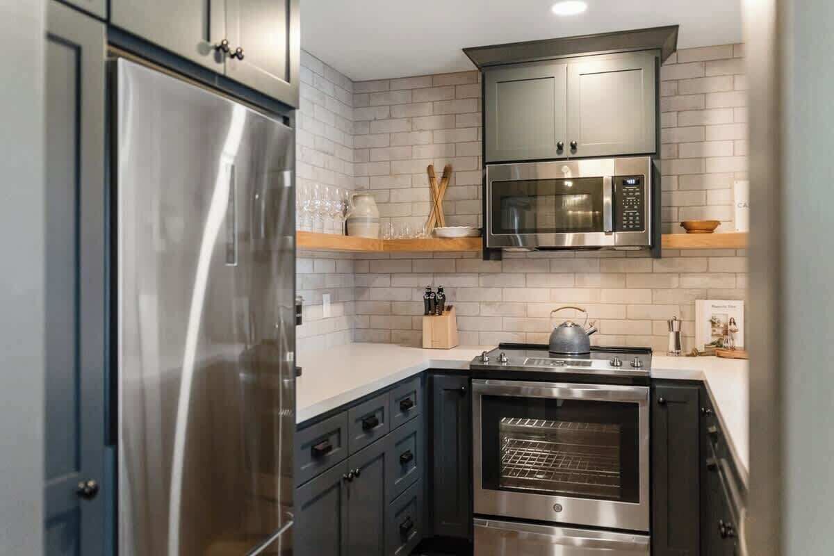 Réfrigérateur, micro-ondes, four, plaque de cuisson