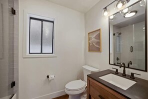 Douche, sèche-cheveux, serviettes fournies