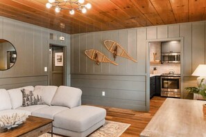 TV, fireplace - Gem in South Lake Tahoe Emerald Point (South Lake Tahoe)