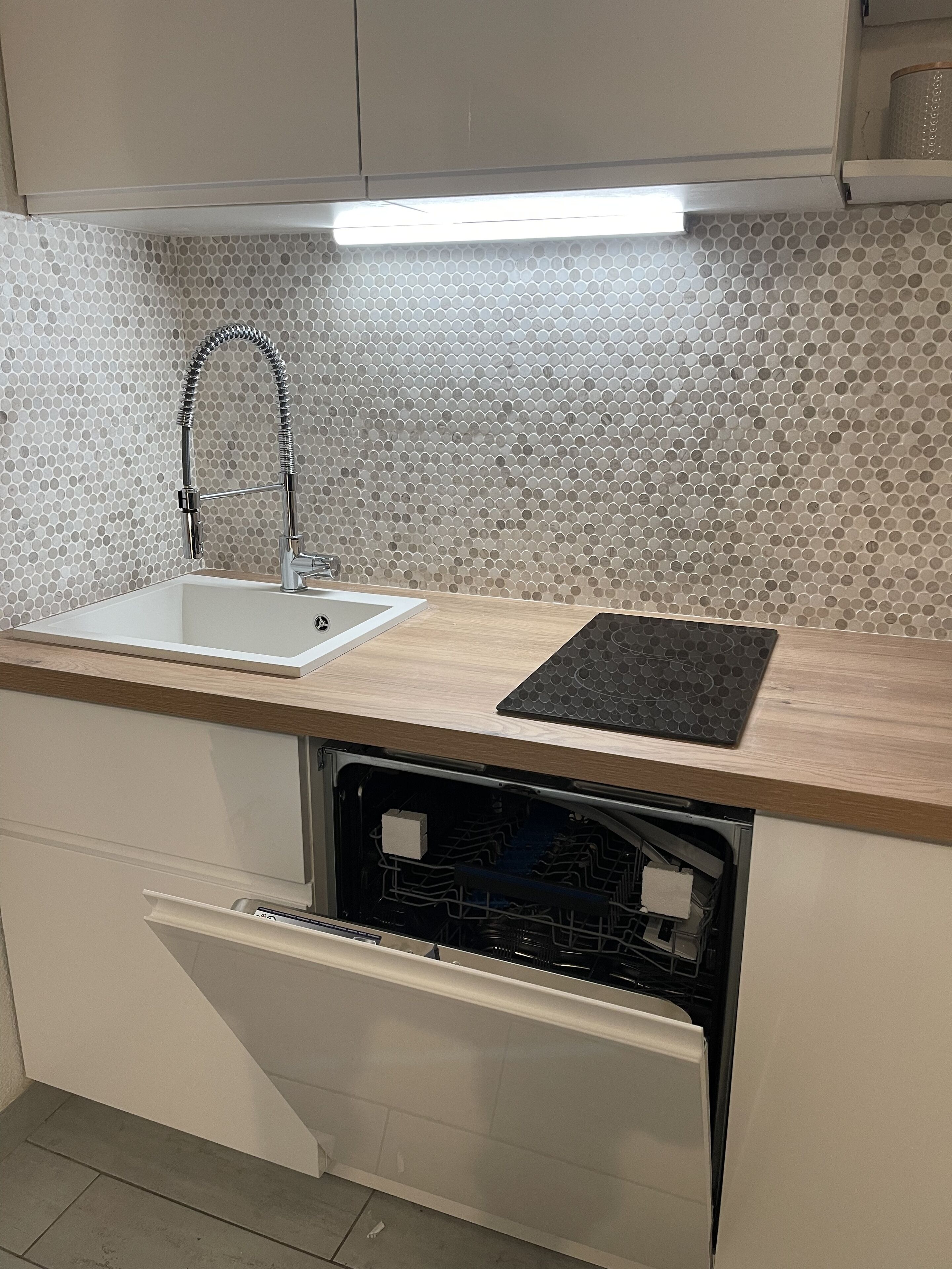 ☀️🏖Apartment on the Beach, Air Conditioning, Swimming Pool, wifi, tv, Netflix!