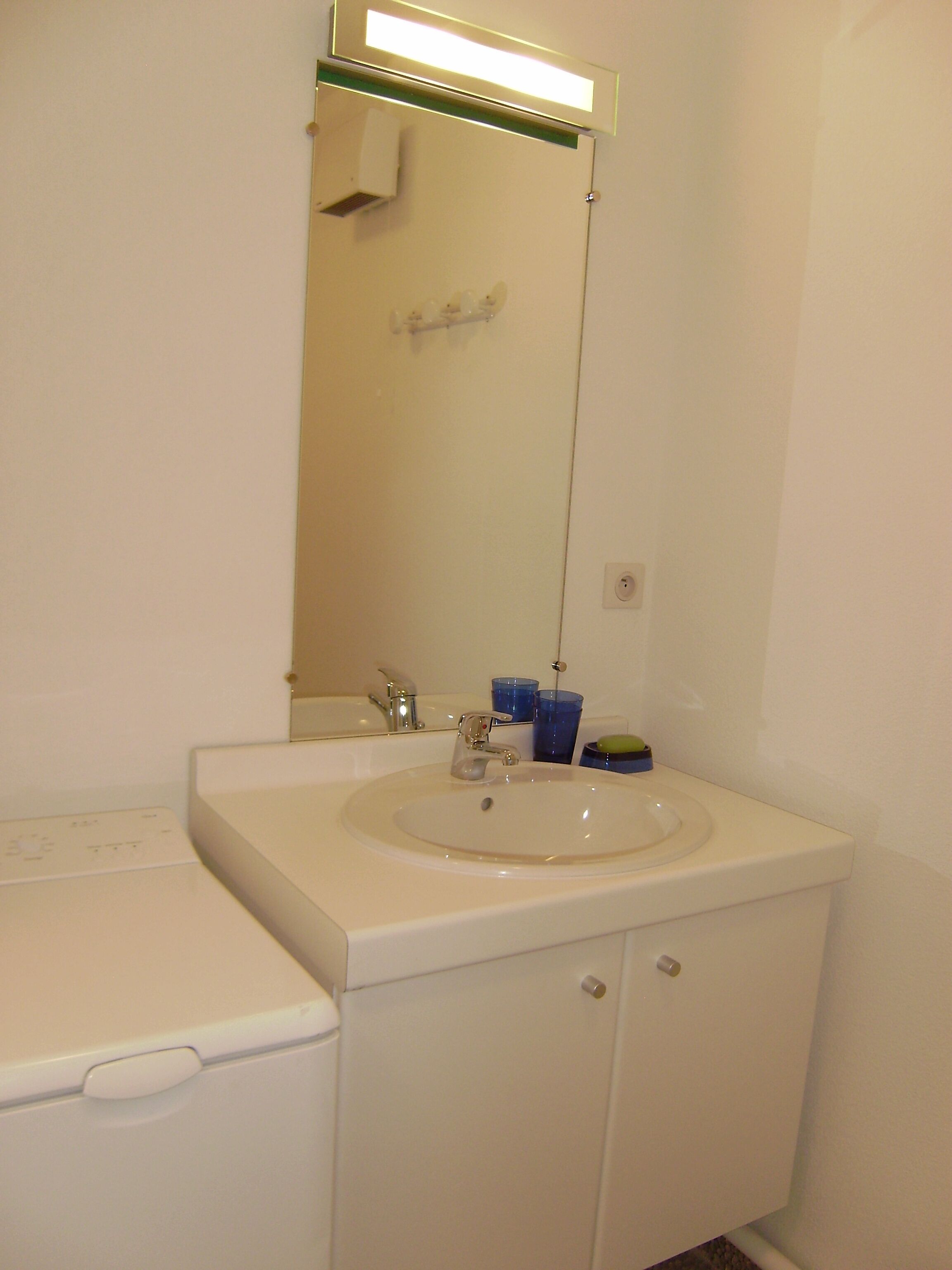 Een douche, een haardroger, toiletpapier