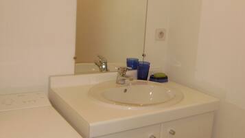 Een douche, een haardroger, toiletpapier