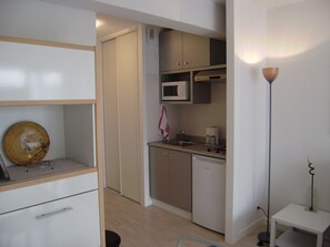 Een koelkast, een microgolfoven, een kookplaat