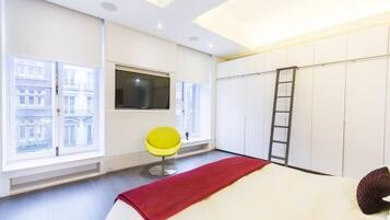 2 bedrooms, desk, travel cot, free WiFi