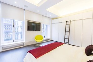 2 bedrooms, desk, travel cot, free WiFi
