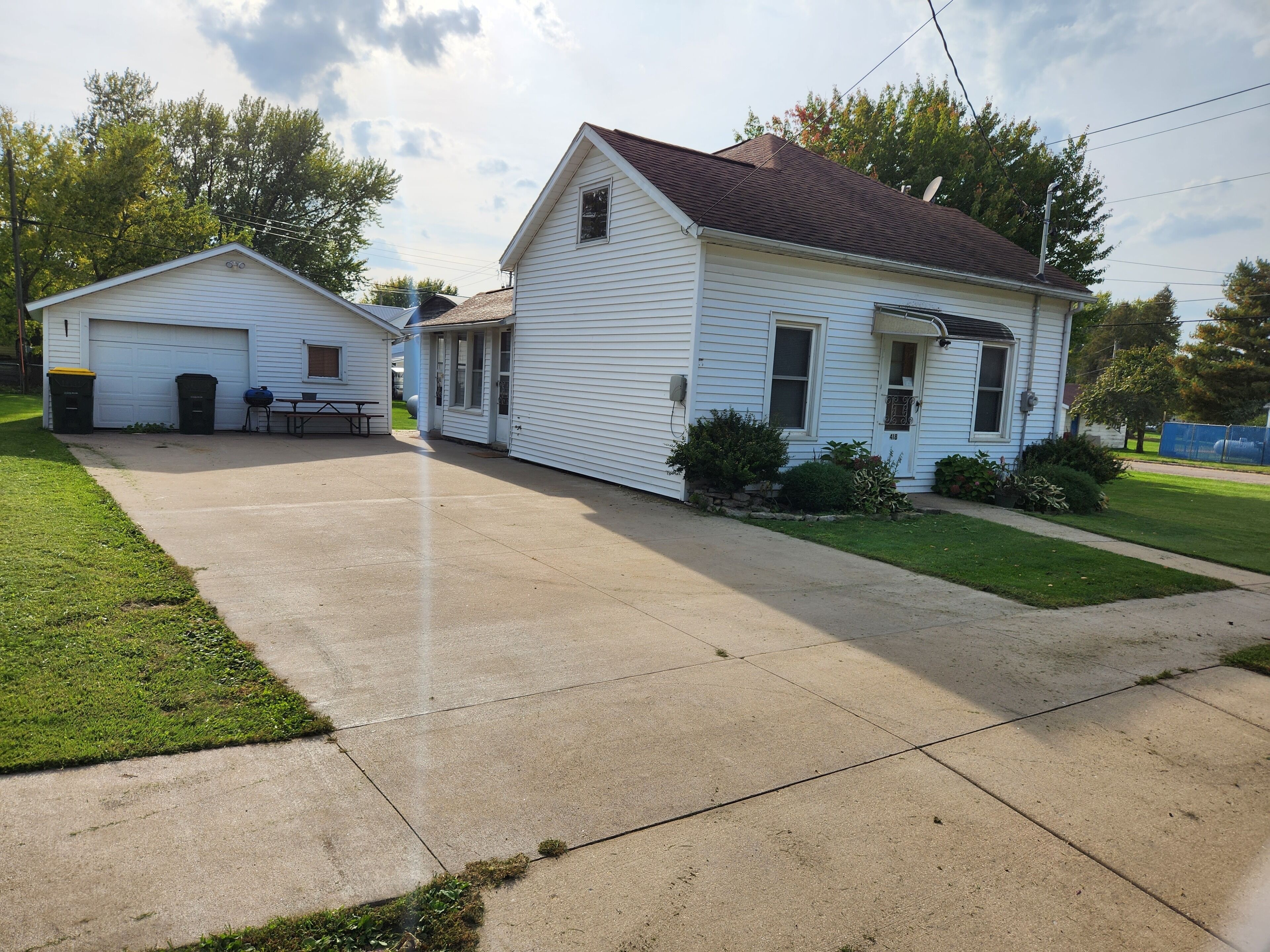 Cozy 3 Bedroom Home With Large Yard.  Pet Friendly 