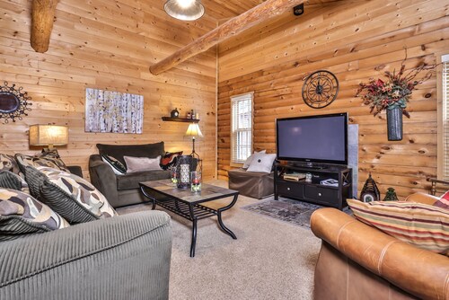 Lakeside wilderness resort cabin with dock, fire pit, on-site store, bait shop!