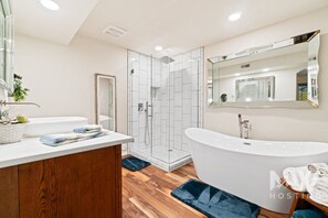 Ensemble douche/baignoire, sèche-cheveux, serviettes fournies