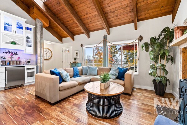 Smart TV, chimenea, libros y oficina 