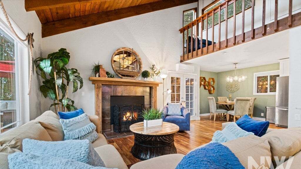 电视、壁炉、书、办公室