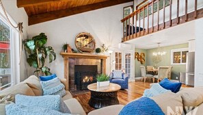 تلفزيون، مدفأة، كُتُب، مكتب