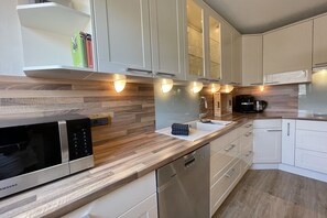 Fridge, microwave, oven, stovetop - Ferienwohnung in Wyk-Boldixum auf Foehr (Wyk-Boldixum)