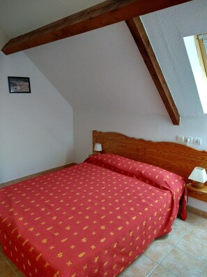 2 bedrooms, travel crib, free WiFi