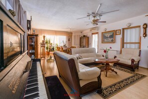 Smart TV - Villa Deborah with pool, 8 bedrooms, 4 bathrooms  (Pula)