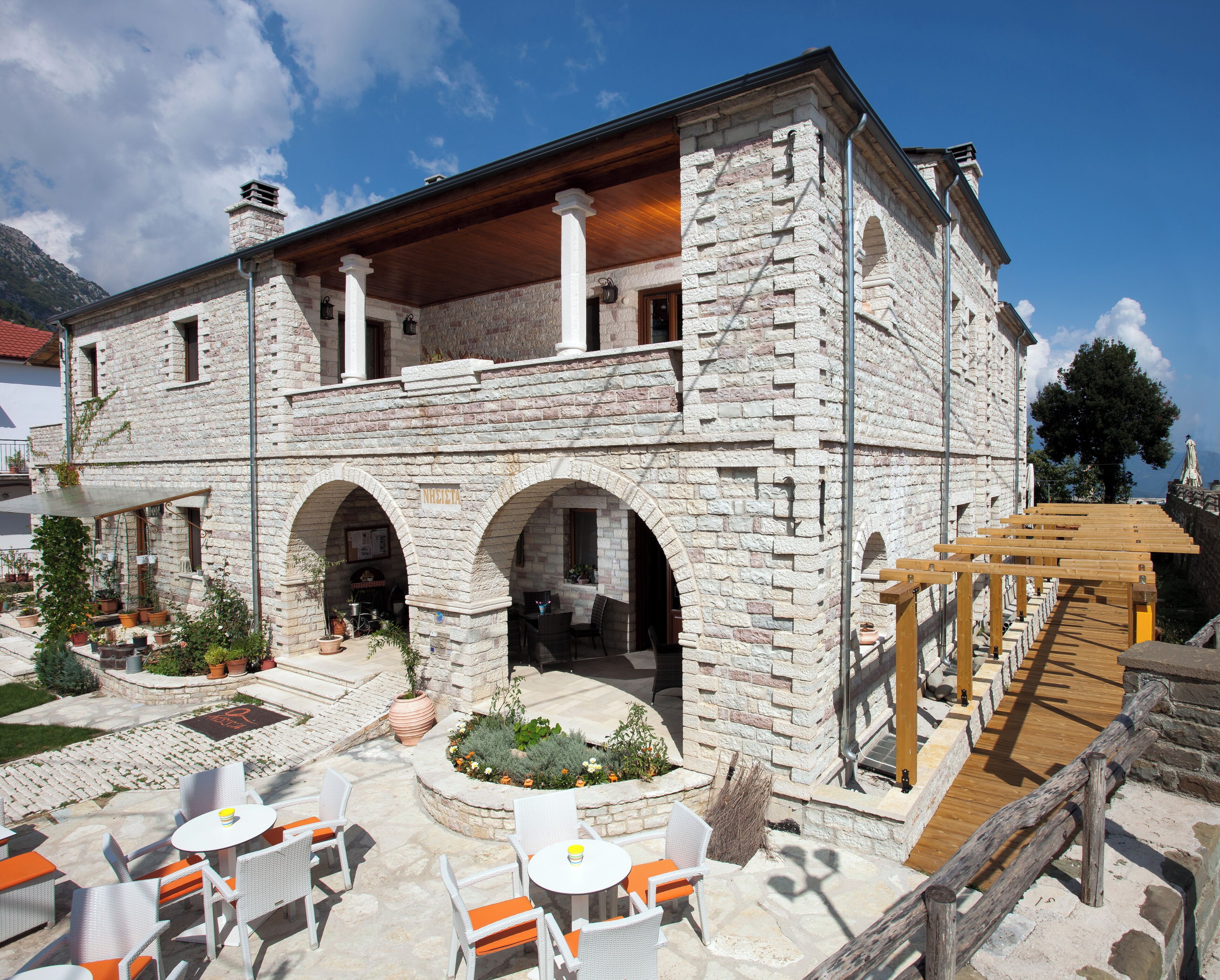 المنشأة من الخارج