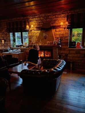 Televisi layar datar 25-inci dengan saluran TV kabel dan TV