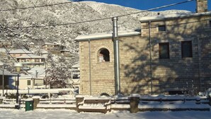A snow-covered building with a brick facade, a visible chimney, and a small arched window. - Nisista Lodge Mountain View (Arta)