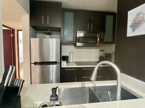 冰箱、微波炉、茶具/咖啡用具、高脚椅