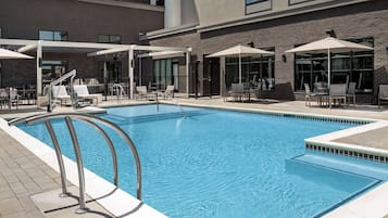 Una piscina al aire libre, tumbonas