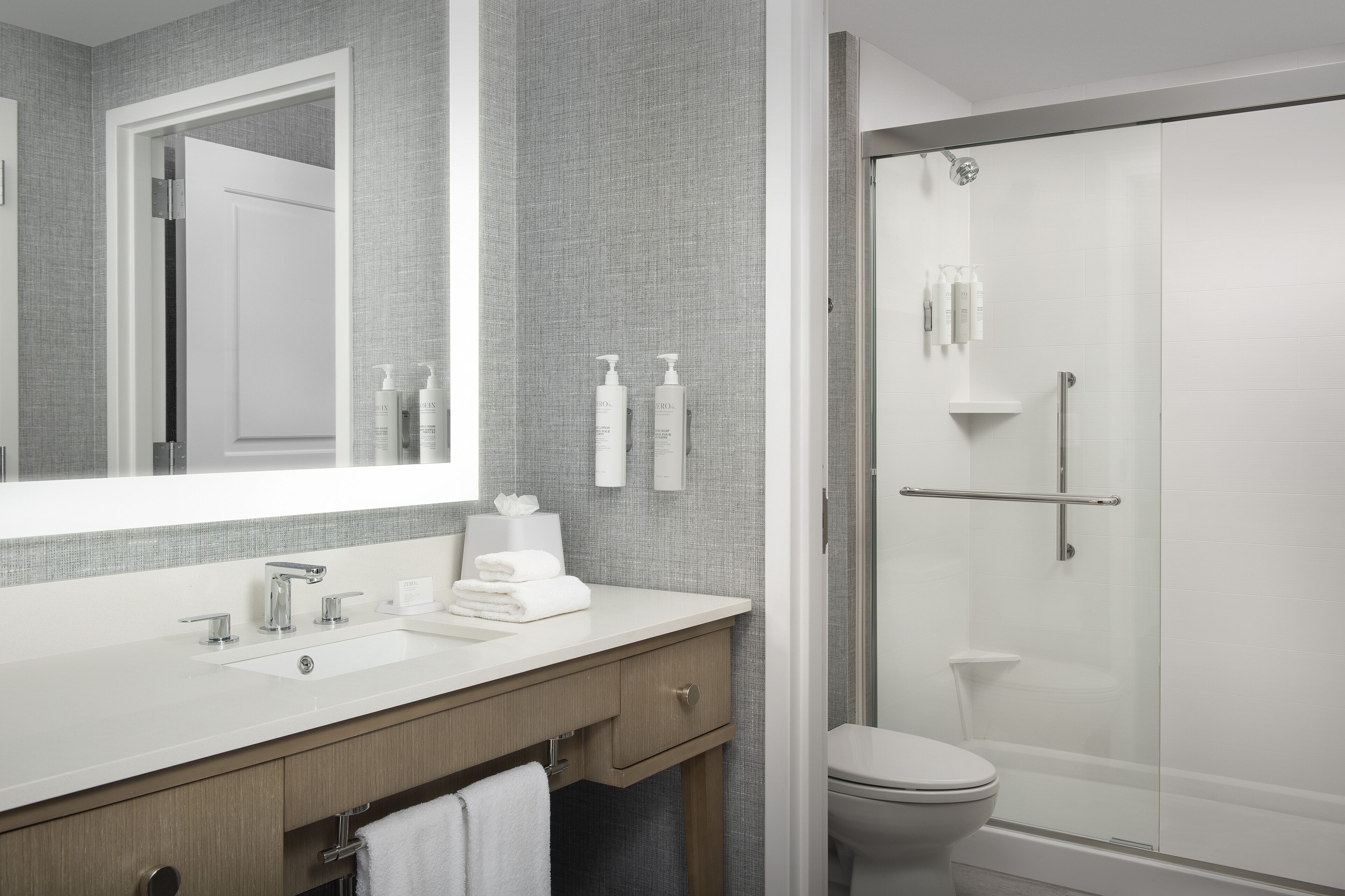 Suite, 1 chambre | Salle de bain