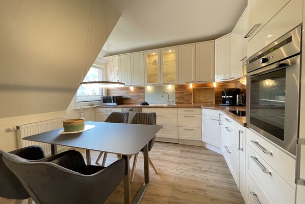 Een koelkast, een magnetron, een oven, een kookplaat